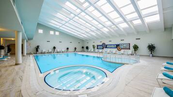 Kolam renang indoor dan 5 kolam renang outdoor, dengan cabana gratis