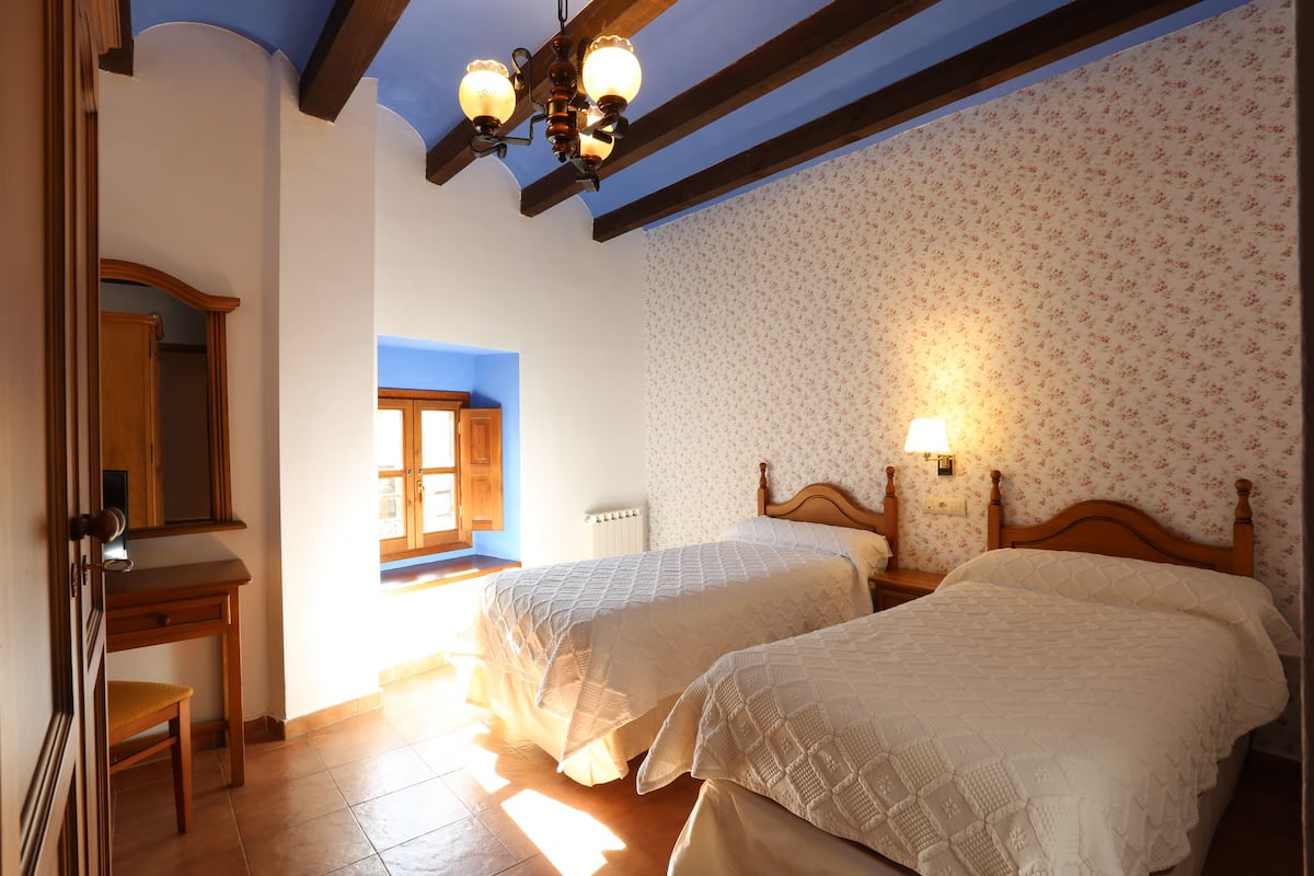 Habitación superior con 2 camas individuales | Escritorio, wifi gratis y ropa de cama