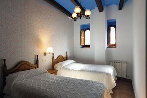 Desk, free WiFi, bed sheets - Hospedería de Sádaba (Sadaba)