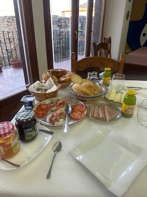 Daily continental breakfast (EUR 13 per person)