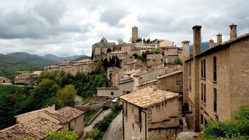 Un pueblo histórico con arquitectura medieval, que incluye una iglesia destacada y edificios de piedra.
