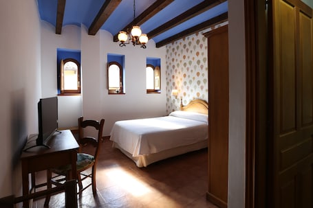 Escritorio, wifi gratis y ropa de cama