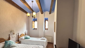 Habitación superior con 2 camas individuales | Escritorio, wifi gratis, ropa de cama