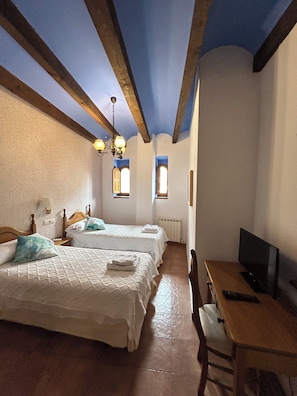 Superior Twin Room | Desk, free WiFi, bed sheets - Hospedería de Sádaba (Sadaba)