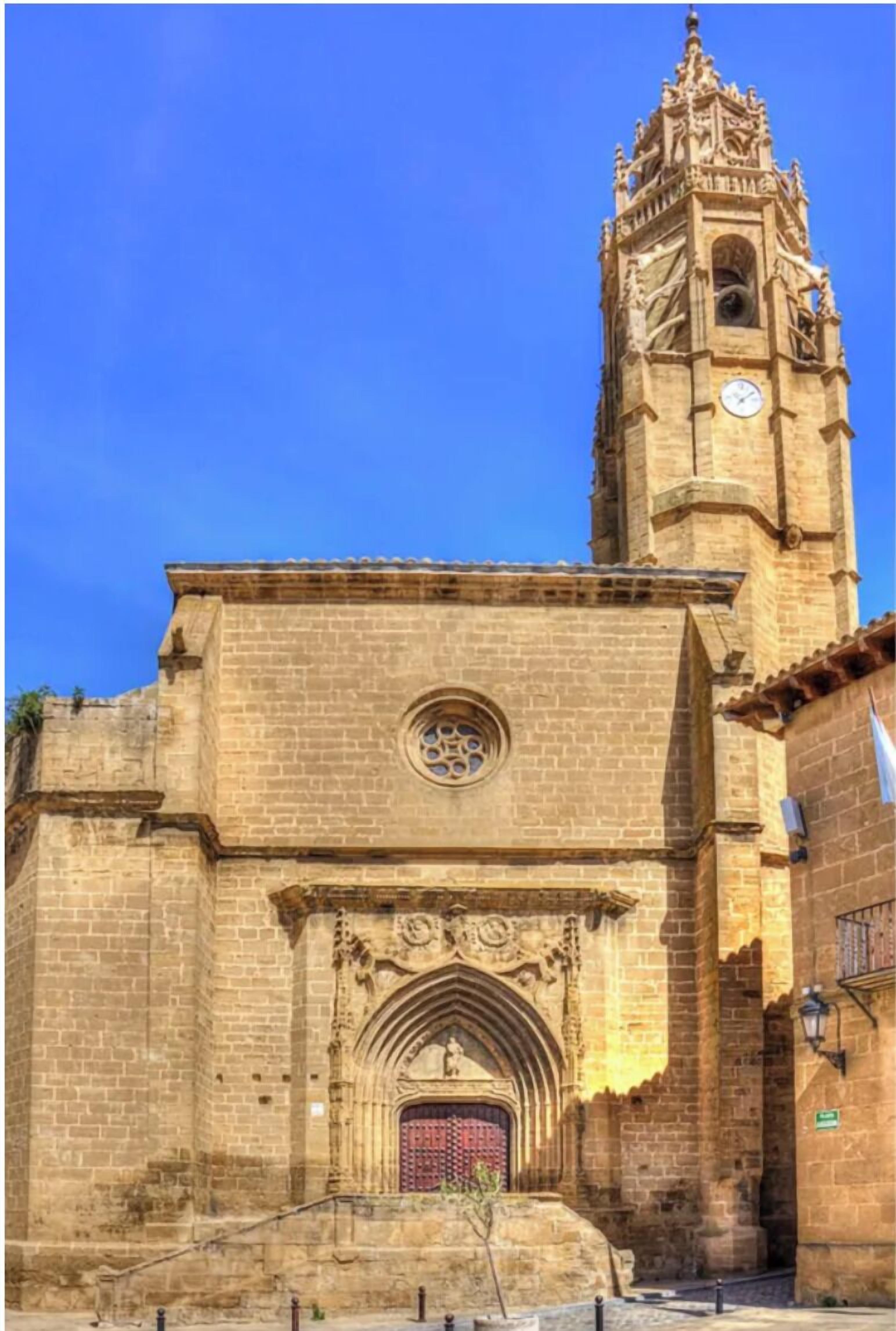 Un edificio histórico con una imponente torre del reloj y una entrada ornamentada.