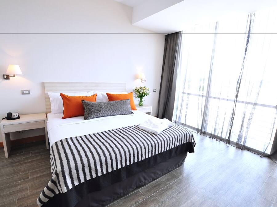 Habitación doble superior, 1 cama de matrimonio grande | Ropa de cama de alta calidad, minibar, caja fuerte y escritorio