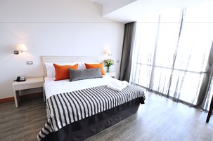 Ropa de cama de alta calidad y minibar 