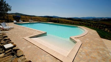 Piscina stagionale all'aperto, ombrelloni da piscina, lettini