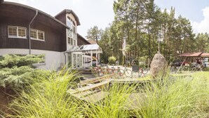 A building with a large window and a covered outdoor area. - Spree-Waldhotel Cottbus (Cottbus)