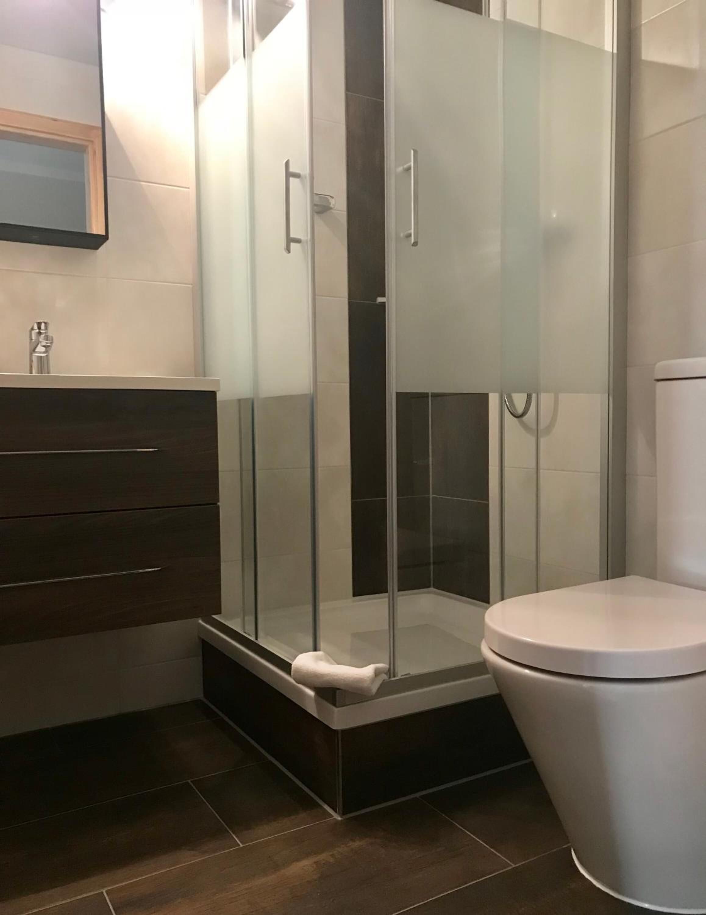 shower, rainfall showerhead, free toiletries, hair dryer