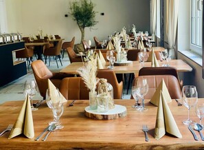 Déjeuner et dßner servis sur place, spécialités Cuisine régionale