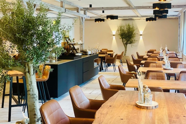 Lunch and dinner served, Regional cuisine