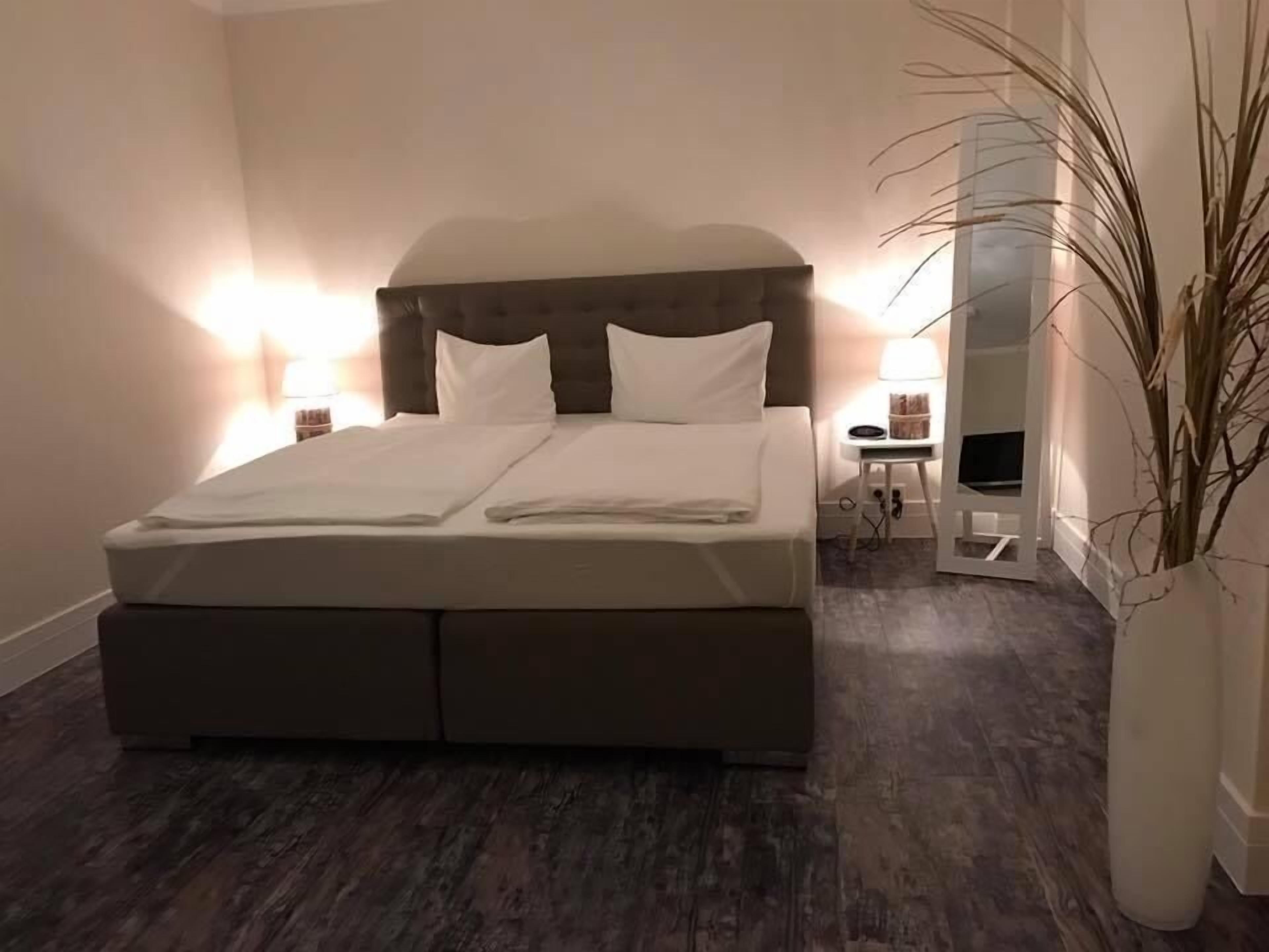 Suite | Minibar, iron/ironing board, free WiFi, bed sheets