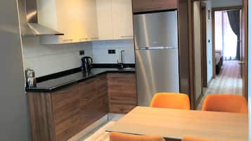 Suite 1+1 Room with Lake View | Minibar, skrivebord, lydisolert og barnesenger (inkludert)