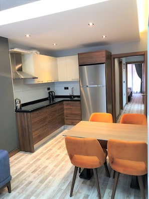 Minibar, escritorio, sistema de insonorización y cunas gratuitas