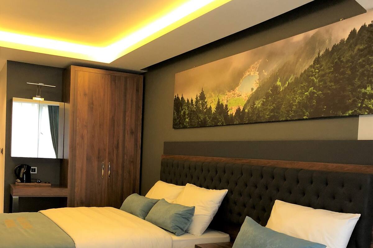 Comfort Triple Room with Lake View | ミニバー、デスク、防音設備、ベビーベッド (無料)
