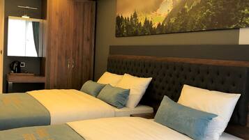 Comfort Triple Room with Lake View | Minibar, desk, soundproofing, free cribs/infant beds