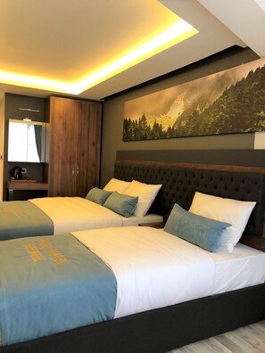 Comfort Triple Room with Lake View | Minibar, desk, soundproofing, free cribs/infant beds - Onal Motel (Uzungöl)