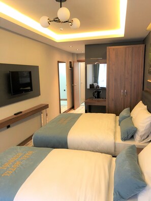Comfort Triple Room with Lake View | Minibar, desk, soundproofing, free cribs/infant beds - Onal Motel (Uzungöl)