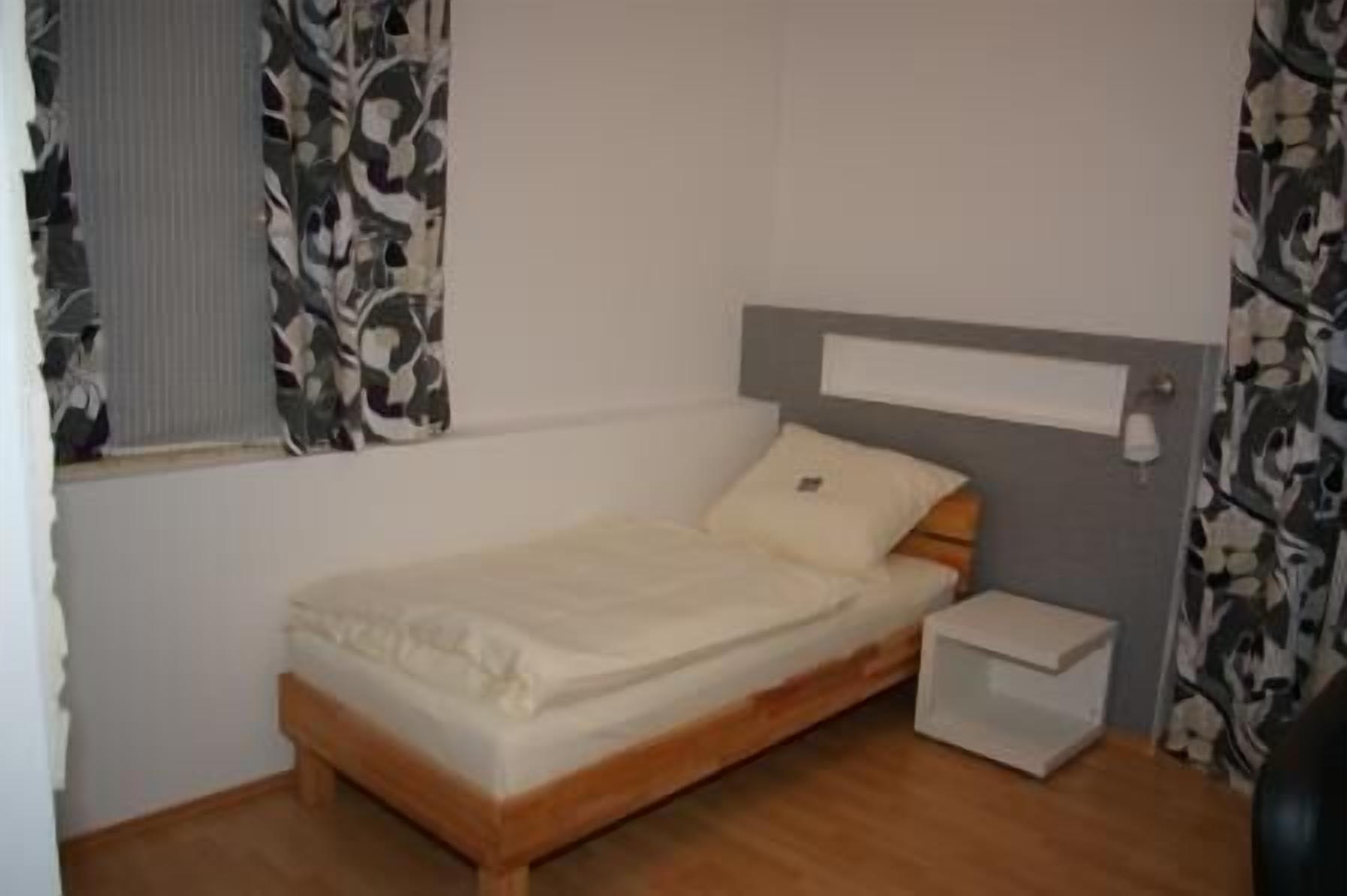 comfort single room | minibar, desk, iron/ironing board, cots/infant beds