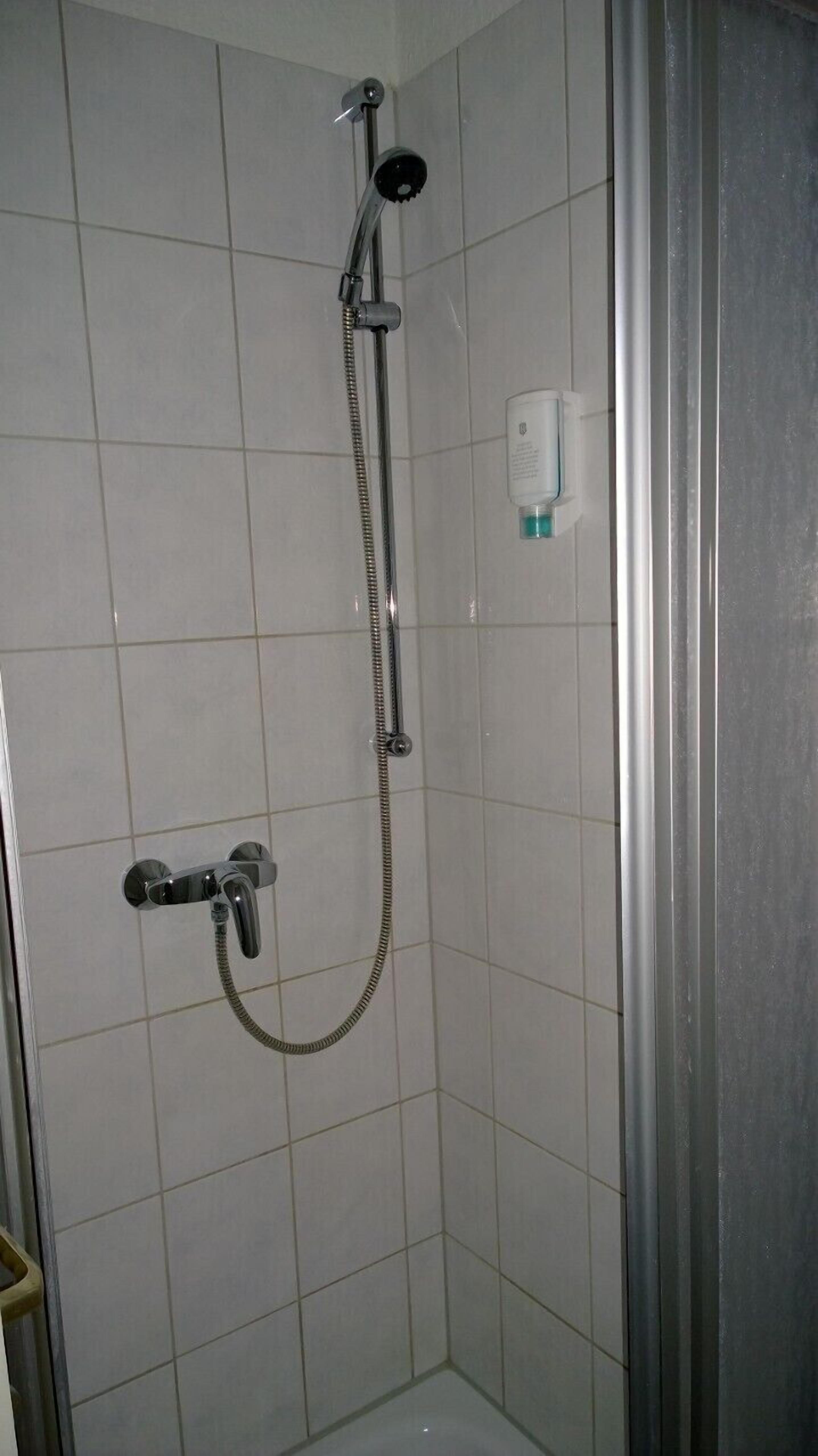 comfort single room | bathroom | free toiletries, hair dryer, towels