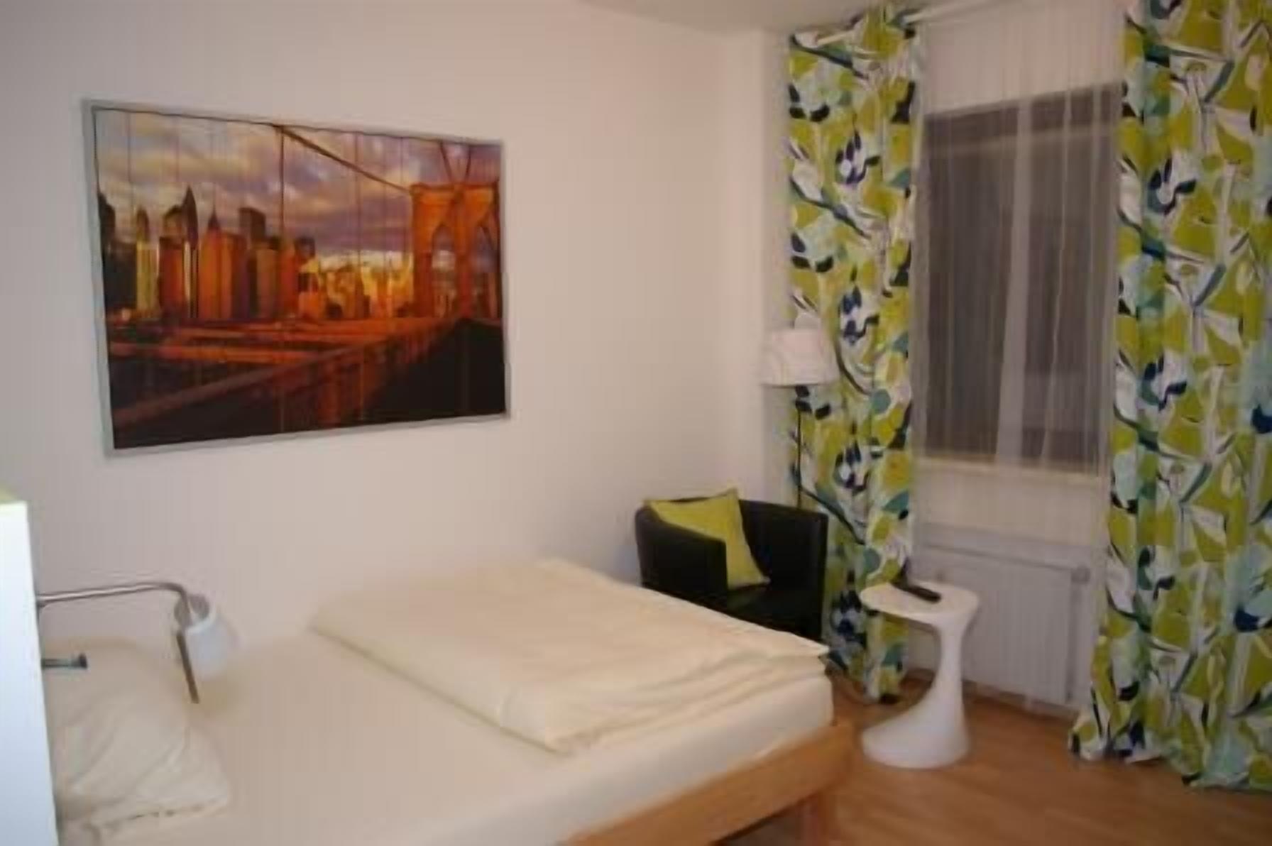 comfort single room | minibar, desk, iron/ironing board, cots/infant beds