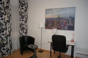Comfort Single Room | Living area | Flat-screen TV - CITYSLEEP Nürnberg (Nuremberg)