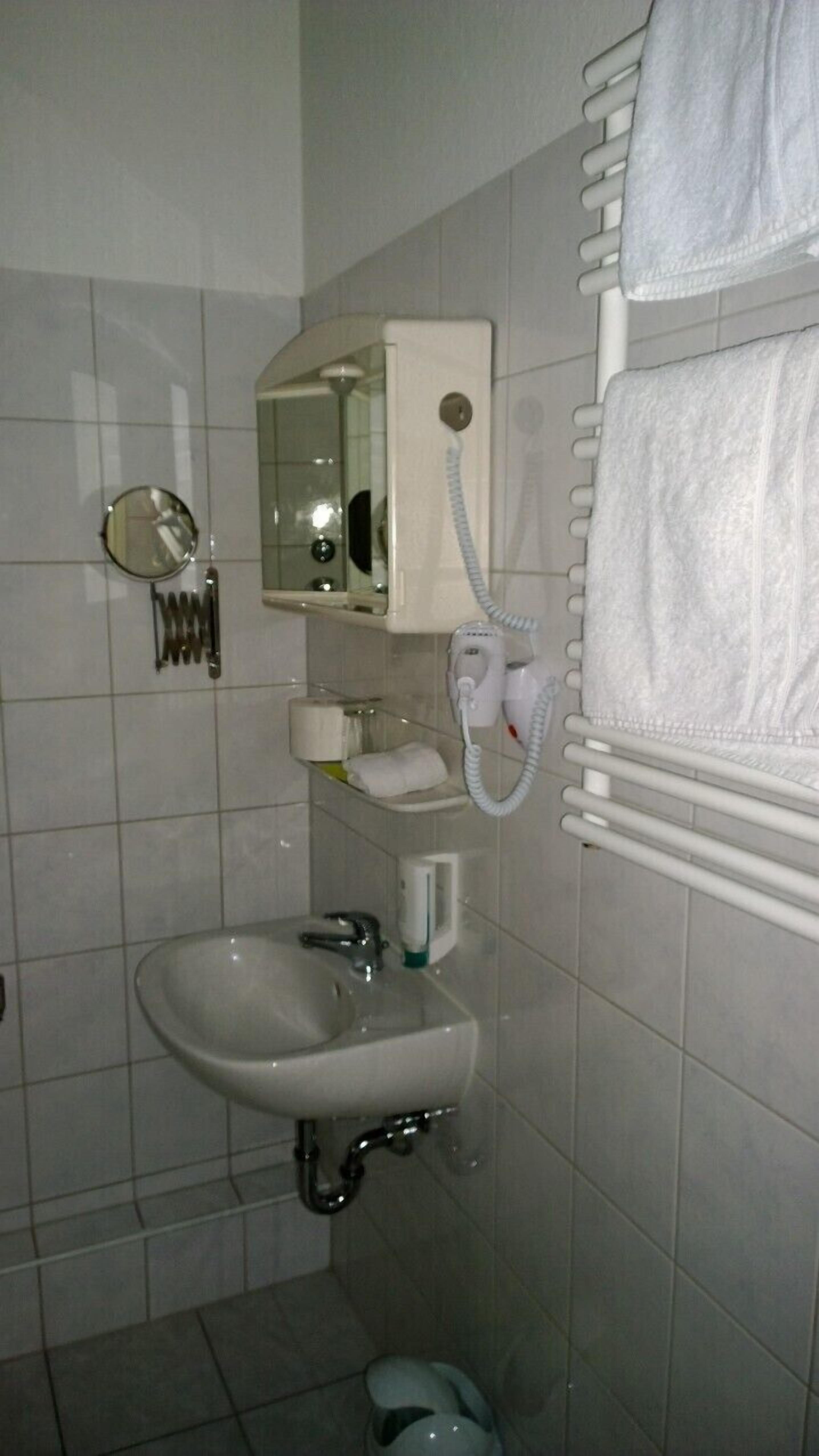 comfort single room | bathroom | free toiletries, hair dryer, towels