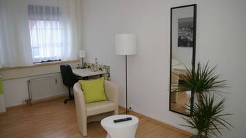 Chambre Simple Confort | Coin séjour | Télévision à écran plat