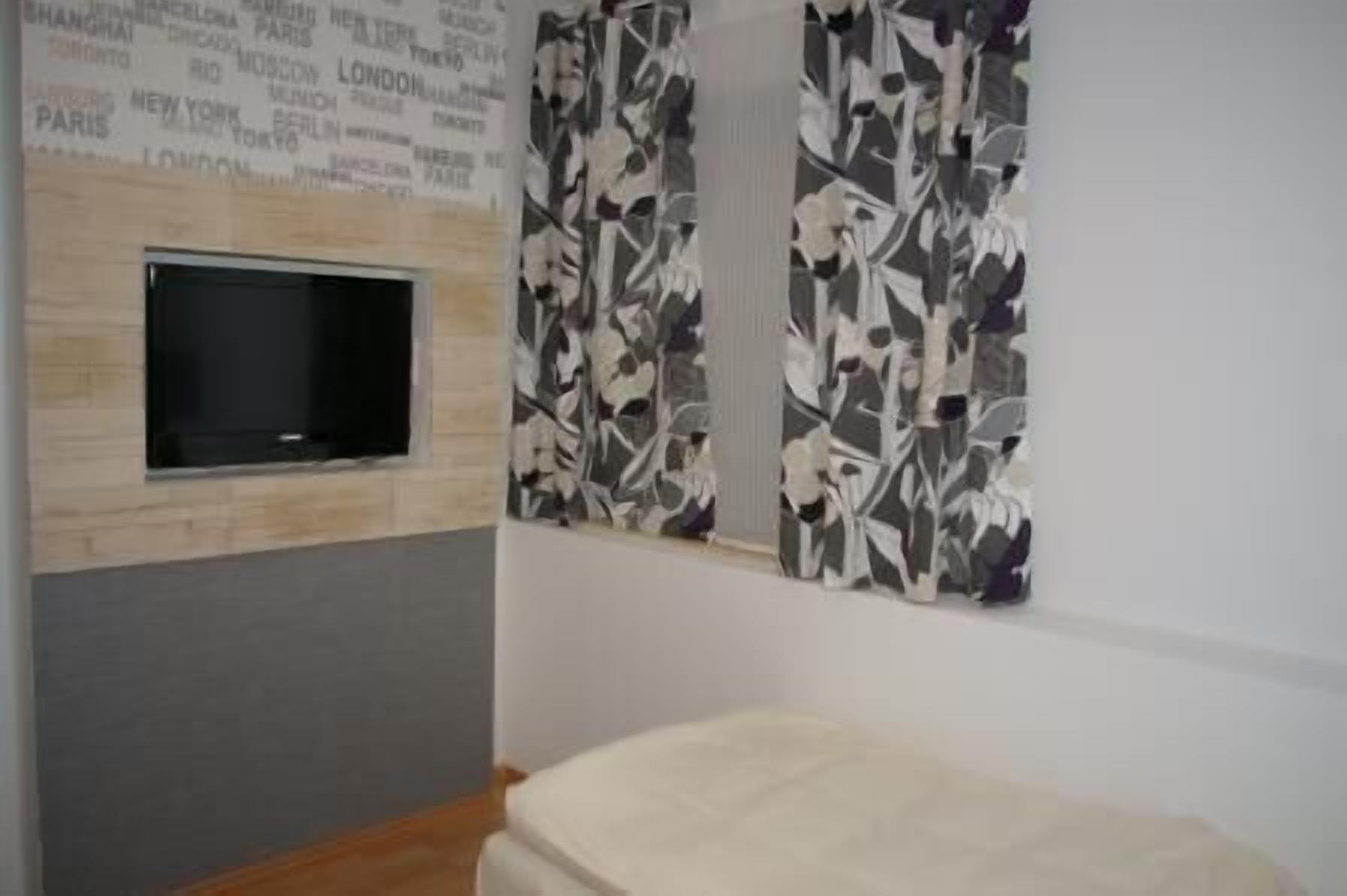 comfort single room | minibar, desk, iron/ironing board, cots/infant beds