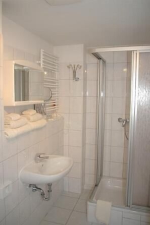 Chambre double | Salle de bain | Articles de toilette (gratuits), séchoir à cheveux, serviettes fournies