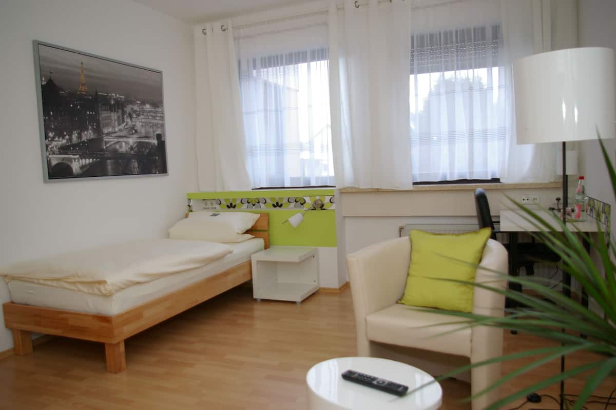 Comfort Single Room | Minibar, desk, iron/ironing board, cribs/infant beds