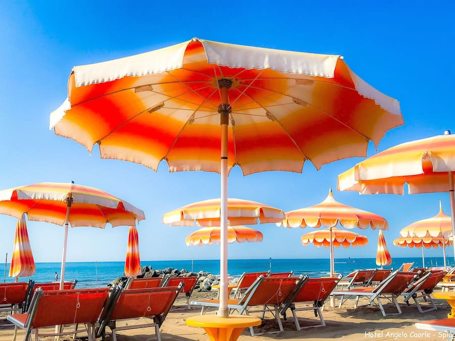 Playa privada en los alrededores, playa de arena blanca y camastros