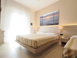 In-room safe, desk, laptop workspace, free WiFi - Hotel Angelo (Caorle)
