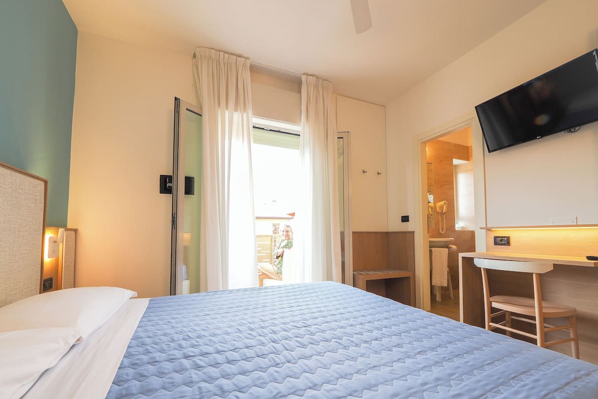 客房内保险箱、办公桌、笔记本电脑工作区、免费 WiFi