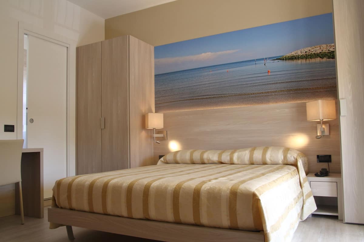 客房内保险箱、办公桌、笔记本电脑工作区、免费 WiFi