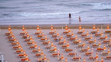 Privatstrand in der Nähe, weißer Sandstrand, Liegestühle, Sonnenschirme