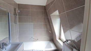 Shower, free toiletries, towels