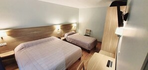 Dreibettzimmer | Minibar, Schreibtisch, kostenlose Babybetten, kostenloses WLAN