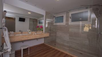 Suite, vista al mar | Baño | Amenidades de baño gratuitas, secadora de cabello, toallas
