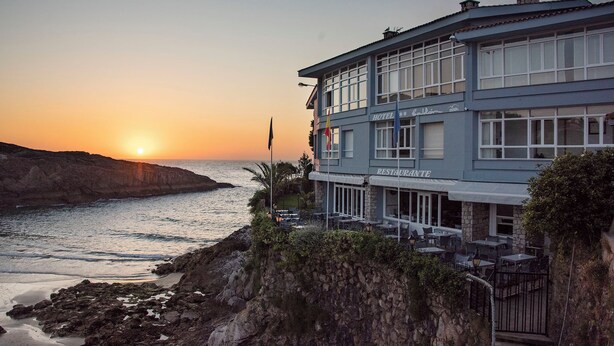 A coastal building with a restaurant on the ground floor, overlooking the sea. - Hotel Sablón (Llanes)