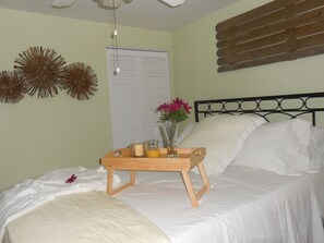 Cottage, 5 Bedrooms | 5 bedrooms, premium bedding, in-room safe, iron/ironing board - Vinzos Properties (South Haven)