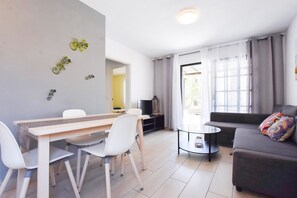 Apartamento econômico, 2 quartos, no canto | Opções para refeição no quarto