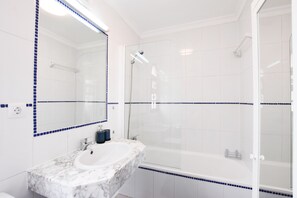 Departamento Deluxe | Baño | Tina con regadera, secadora de cabello, toallas