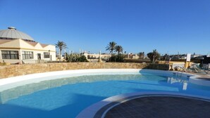Outdoor pool, pool umbrellas, sun loungers - Fuerte Holiday Duplex (Pajara)