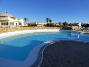 Außenpool, Sonnenschirme, Liegestühle