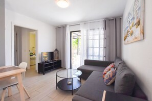 Economy-Apartment, 2 Schlafzimmer, Eckzimmer | Wohnbereich
