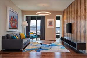 Suite, 3 habitaciones | Sala de estar | Smart TV de 49 pulgadas con canales vía satélite y televisión 