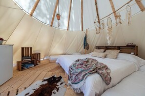 Economy Tent | Free WiFi, bed sheets - Estival Torre de la Mora (Tarragona)