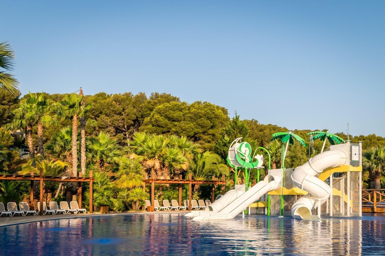 Seasonal outdoor pool, sun loungers, lifeguards on site